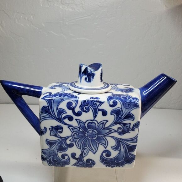 Blue & White Porcelain teapot with distinctive square shape & floral pattern VTG - Picture 4 of 8